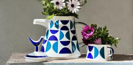 Los motivos geométricos y los patrones azules y blancos son las señas de identidad de Sargadelos.