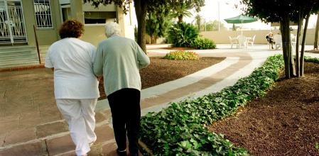 Una anciana y una trabajadora en una residencia de mayores en Barcelona