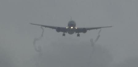 Avión generando estelas como serpentinas.