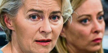 This handout picture taken and released on September 17, 2023 by Italian agency Ansa, shows the European Commission President Ursula von der Leyen (L) and Prime Minister Giorgia Meloni (R) during a press conference at the Italian island of Lampedusa. The Prime Minister of Italy and the President of the European Commission arrived on the island of Lampedusa as tensions rise over an increase in migrant arrivals. (Photo by Handout / ANSA / AFP) / - Italy OUT / RESTRICTED TO EDITORIAL USE - MANDATORY CREDIT 