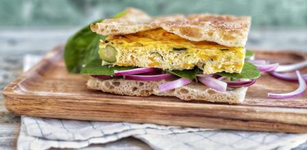 Bocadillo de frittata de hortalizas