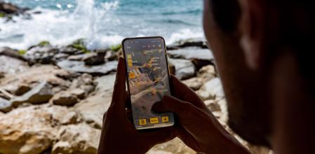 Una persona estudiando el litoral del área metropolitana de Barcelona
