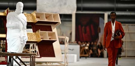 Una modelo desfila en la pasarela de Tod's con un diseño de la colección primavera/verano 2024