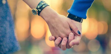 Una pareja cogiéndose de la mano