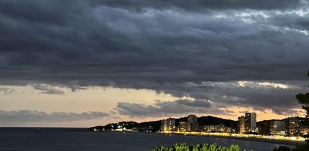 Gran nube sobre Platja d'Aro.
