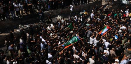 os manifestantes llevan los cuerpos de Abed Al Rahman Abu Daghash, de 32 años, y Osayd Al Jabawe, de 22, durante su funeral en el campo de refugiados de Nur Shams, cerca de la ciudad de Tulkarem, en Cisjordania, el 24 de septiembre de 2023.