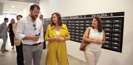 La alcaldesa de València, María José Catalá, durante su visita a las vivienda adquiridas por el consistorio.
