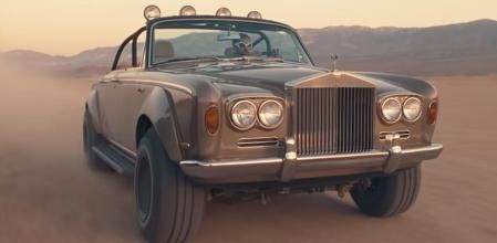 El coche ha sido modificado con rasgos propios de todoterreno&nbsp;