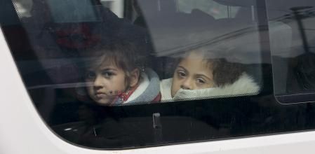 Niños karabajíes de etnia armenia mirando a través de la ventana de un vehículo al llegar a Goris (Armenia), el lunes
