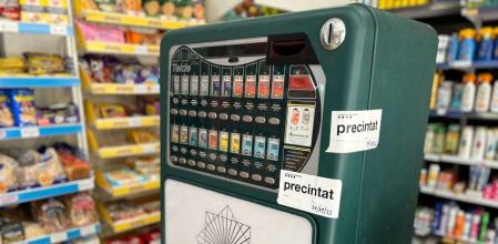 Una de las máquinas expendedoras de droga precintadas por los Mossos d'Esquadra