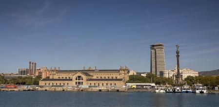 IMAGEN DE PARTE DEL PORT VELL CON LAS TRES XEMENEIES, EL MUSEO MARITIMO, COLÓN Y LAS BARCAS DE LAS GOLONDRINAS ATRACADAS