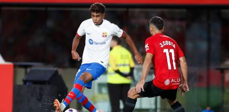 Lamine Yamal se dispone a encarar a Jaume Costa, el pasado martes en Mallorca