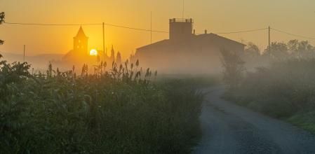 Belleza dorada de la neblina en Manlleu.