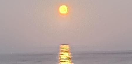 Pilar solar en el mar captado desde Altea.