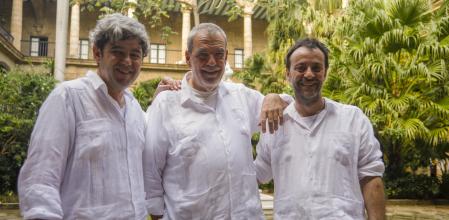 Antonio Mercero, Agustín Martínez y Jorge Díaz, alias Carmen Mola, en el Palacio de los Capitanes Generales