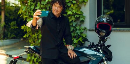 El chef Jordi Cruz posa con la moto eléctrica Zero S&nbsp;