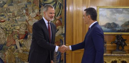 El rey Felipe VI (i) estrecha la mano al líder del PSOE y presidente del Gobierno en funciones, Pedro Sánchez, antes de su encuentro celebrado este martes en el Palacio de La Zarzuela en el marco de la ronda de contactos para designar nuevo candidato al Gobierno de España.