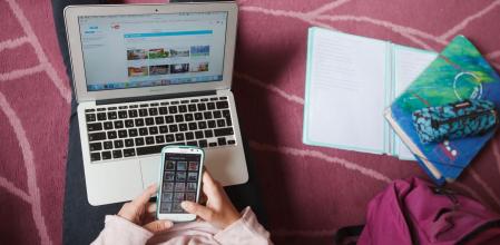 El control de lo que ven los menores en los teléfonos, cuando aún no han cumplido los 14 años, es una obligación de los padres, dicen los expertos