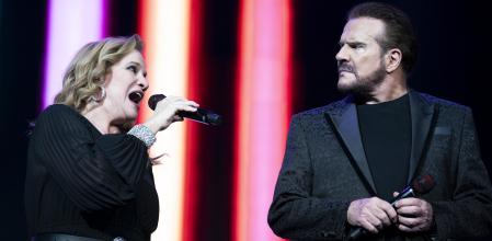 Los hermanos Lucía y Joaquín Galán, el dúo Pimpinela, anteanoche en el teatro Coliseum de Barcelona
