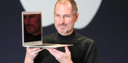 Steve Jobs con su MacBook Air en Macworld 2008