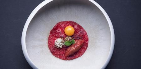 En la foto, carpaccio de secreto de atún con tartar de vaca vieja, yema de codorniz y tartufatto