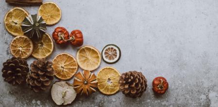 Con naranjas, clavo y canela puedes hacer un ambientador casero con olor a otoño.