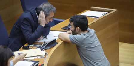 El vicepresidente primero del Consell, Vicente Barrera, charla con el diputado de Compromís Vicent Marzà