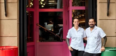 El chef Paco Méndez y en la entrada de la nueva taquería Taco Méndez