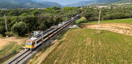 Un tren de Rodalies circula entre La Garriga y Les Franqueses por el trazado de vía única de la R3