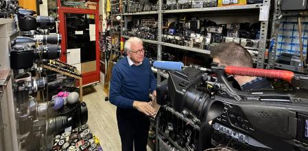 Antonio del Solar en su tienda de Chamberí.