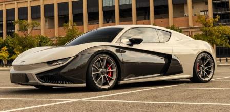 El Mullen GT presenta un diseño elegante con una carrocería baja de líneas esculpidas.