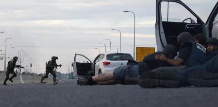 Periodistas se cubren detrás de los coches mientras los soldados israelíes toman posiciones durante los enfrentamientos con los combatientes palestinos en los aledaños del kibutz Gevim, cerca de la frontera con Gaza
