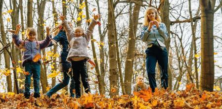 La naturaleza propia del otoño es perfecta para hacer manualidades con los niños.