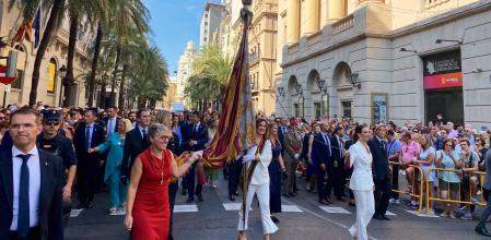 La alcaldesa de València porta la Real Senyera en un paseo que ha atravesado la calle Barcas y Pintor Sorolla, entre otras