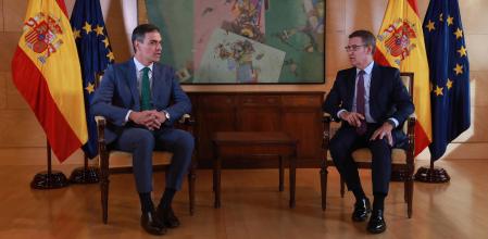 Pedro Sánchez, presidente del Gobierno en funciones, y Alberto Núñez Feijóo, líder del Partido Popular, han mantenido en la tarde de este lunes una reunión en el marco de la ronda de contactos del líder socialista para allanar el camino a su investidura