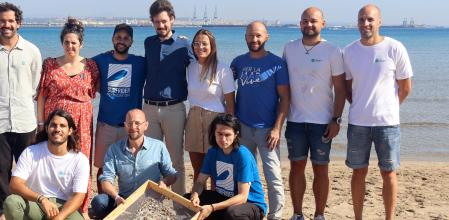 Representantes de Good Karma Projects y Surfrider Foundation em la playa La Pineda de Vila-Seca.