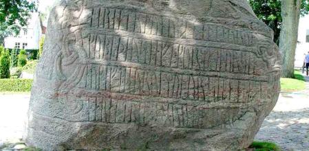La piedra Jelling 2 fue erigida por el rey Harald Bluetooth en conmemoración de sus padres