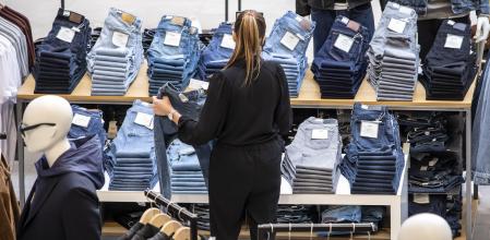 Una dependienta en una tienda, uno de los sectores con más movimiento en la temporada de compras