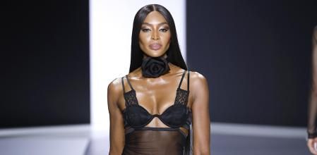 Naomi Campbell desfila con un conjunto lencero de Dolce&Gabbana