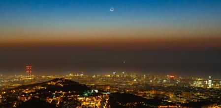 Luna menguante al 2% en el amanecer de Barcelona.