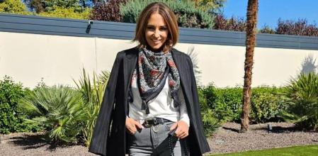 Paula Echevarría combina los vaqueros pitillo con camiseta y blazer