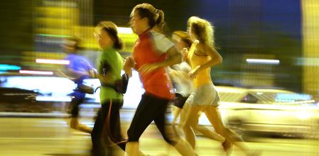 17.10.2013, Barcelona Running, footing, correr, practicar esport per la nit a l avinguda Diagonal de la ciutat de Barcelona. footing, correr, ciudad, deporte amateur, salud, ejercicio anti estress, corren grupo, mujer y deporte, foto: Jordi Play