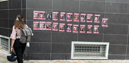 Algunos de los carteles que han aparecido en el centro de Barcelona el sábado