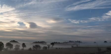 Altocúmulos y neblina en Manlleu.