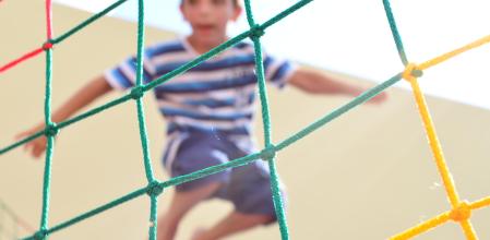 Las camas elásticas contribuyen al desarrollo de los pies de los niños.
