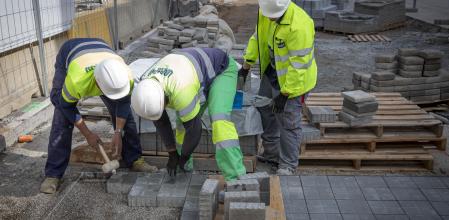 17 - 10  - 2023 / Barcelona /  Instalacion de nuevos panots mas porosos en calle Almogavers  / Foto: Llibert Teixidó