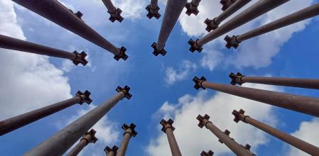 Escultura de columnas creada por Jan Baca.