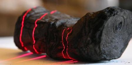 Uno de los rollos de la biblioteca de Herculano que se quemaron durante la erupción del Vesubio