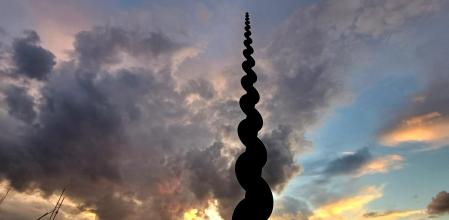 Nubarrones sobre el Monument de la Dona Treballadora de Terrassa.