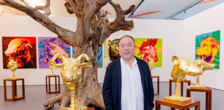 Ai Weiwei junto a un conjunto de sus obras en el Kunsthal de Rotterdam que expone 